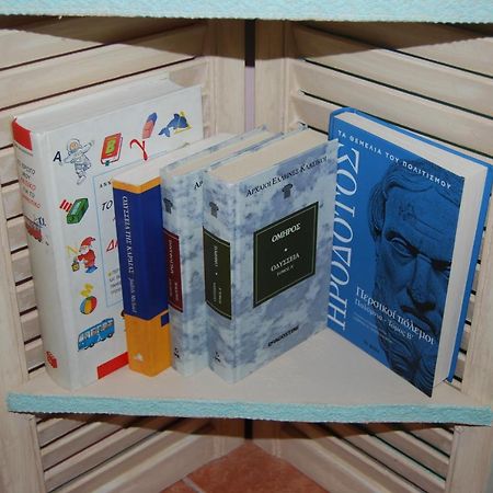 Luxury Traditional Room The Small Bookstore Kastro-Kyllini Luaran gambar