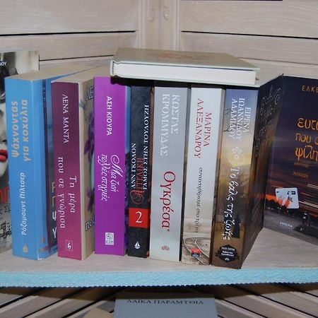 Luxury Traditional Room The Small Bookstore Kastro-Kyllini Luaran gambar