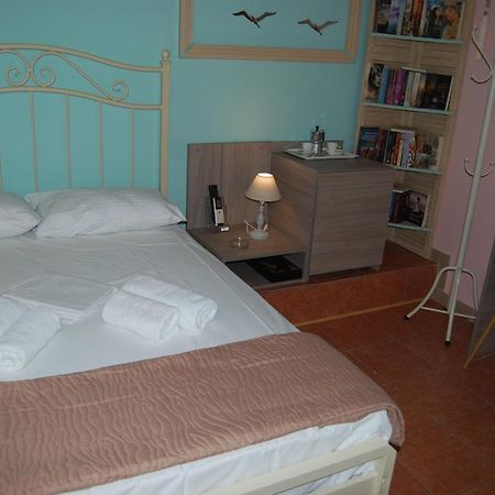 Luxury Traditional Room The Small Bookstore Kastro-Kyllini Luaran gambar