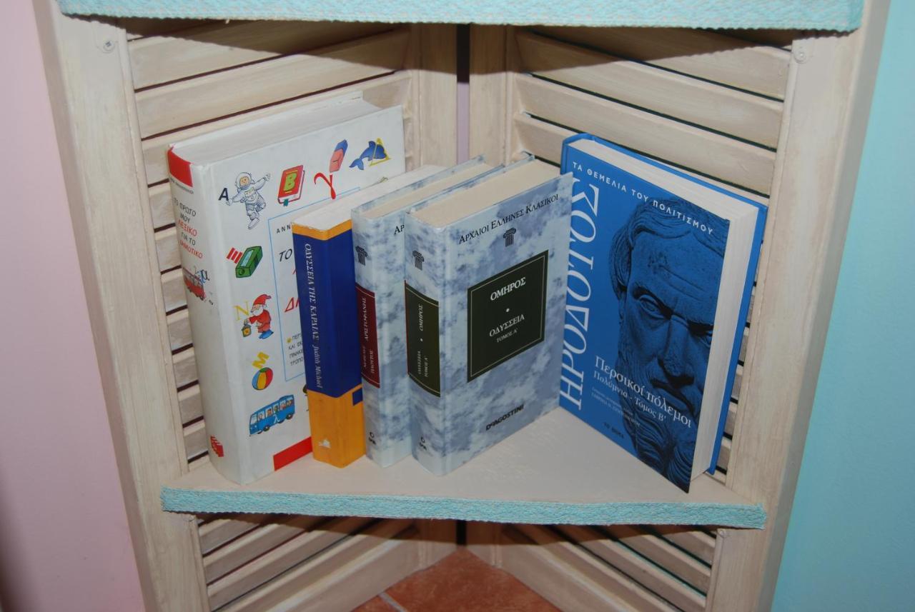 Luxury Traditional Room The Small Bookstore Kastro-Kyllini Luaran gambar