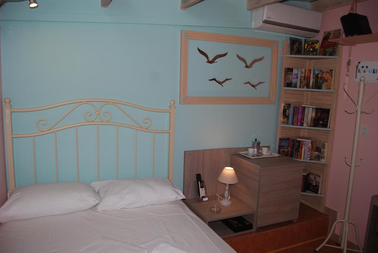 Luxury Traditional Room The Small Bookstore Kastro-Kyllini Luaran gambar