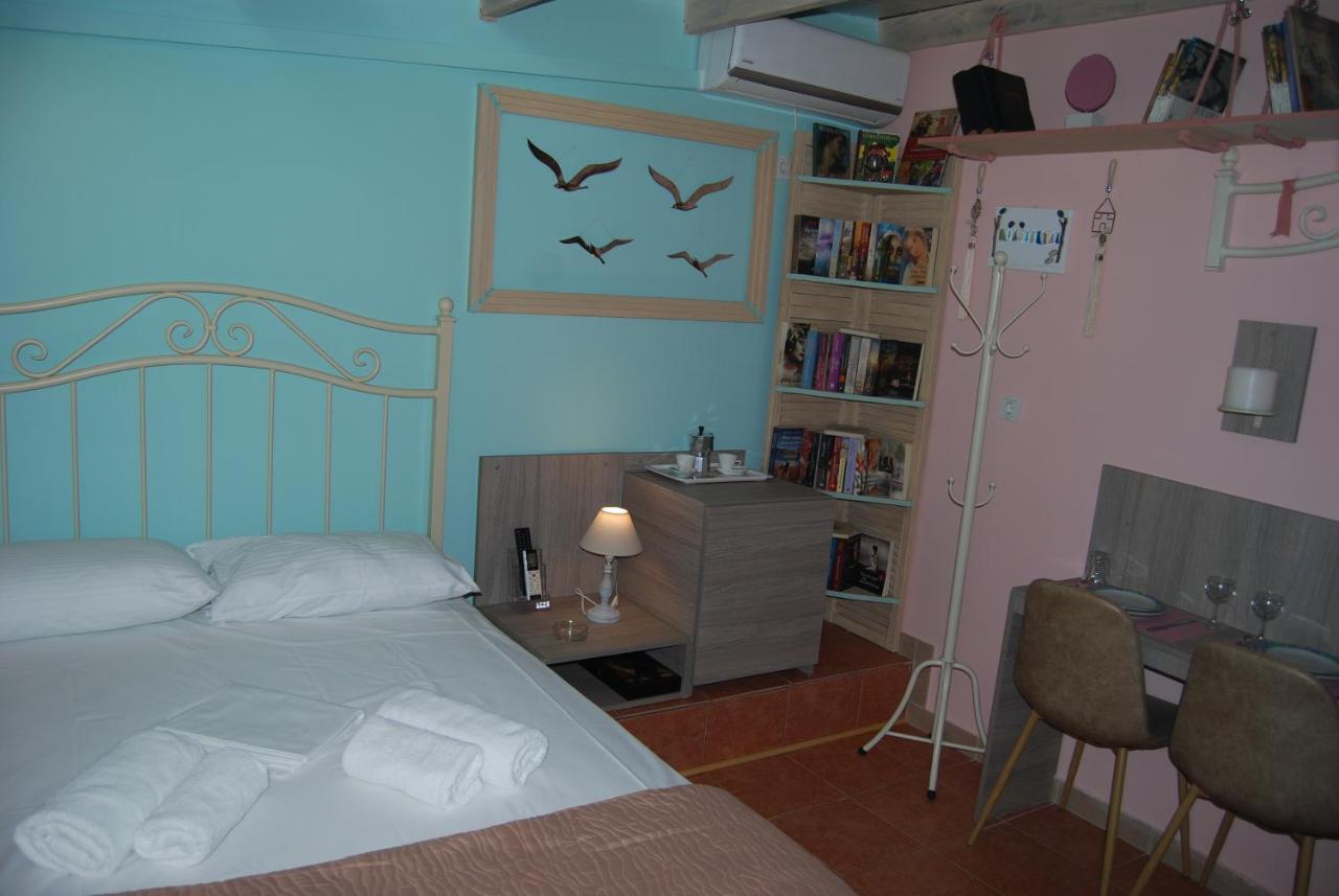Luxury Traditional Room The Small Bookstore Kastro-Kyllini Luaran gambar