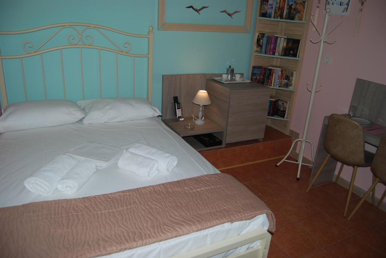 Luxury Traditional Room The Small Bookstore Kastro-Kyllini Luaran gambar