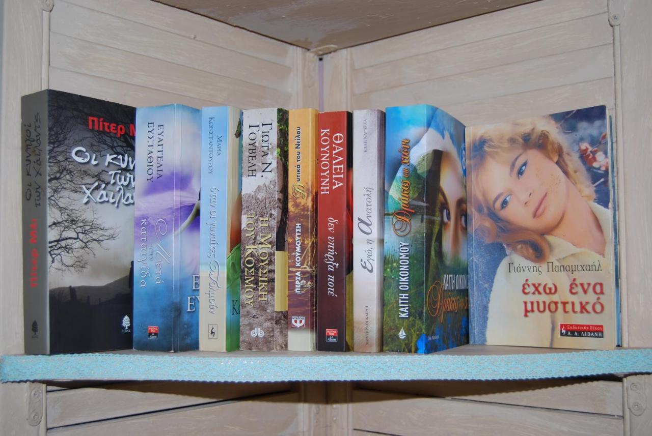 Luxury Traditional Room The Small Bookstore Kastro-Kyllini Luaran gambar